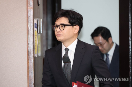 한동훈 법무부 장관이 23일 오후 국회에서 열린 법사위 전체회의에 참석하고 있다.<연합뉴스>